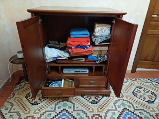 Mueble de madera maciza