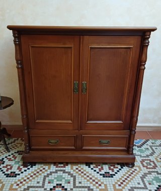 Mueble de madera maciza