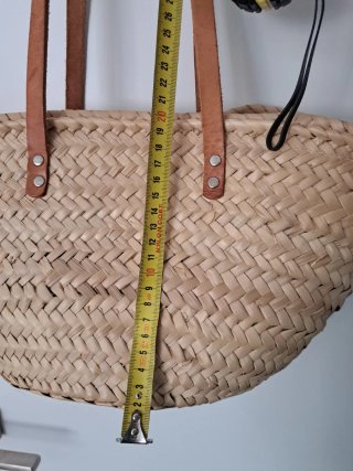 Capazo de mimbre con asas de cuero