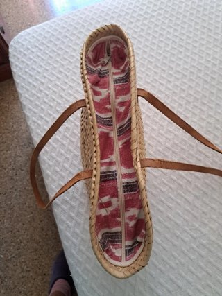Capazo de mimbre con asas de cuero
