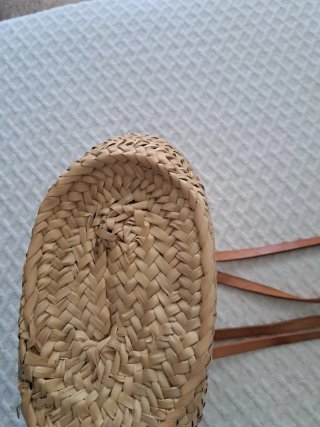 Capazo de mimbre con asas de cuero