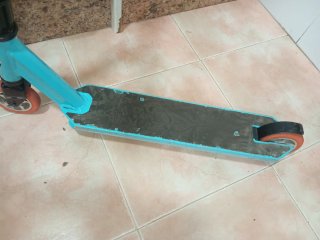 Monopatín azul y negro