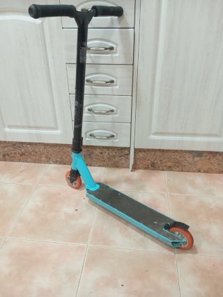 Monopatín azul y negro