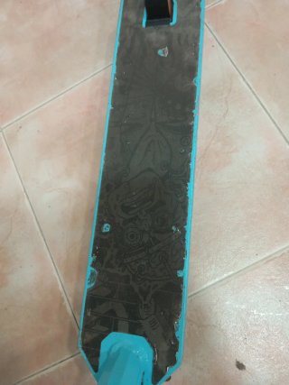 Monopatín azul y negro