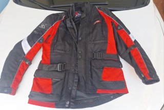 Chaqueta de moto negra y roja