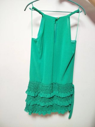 Traje de fiesta dorado y verde