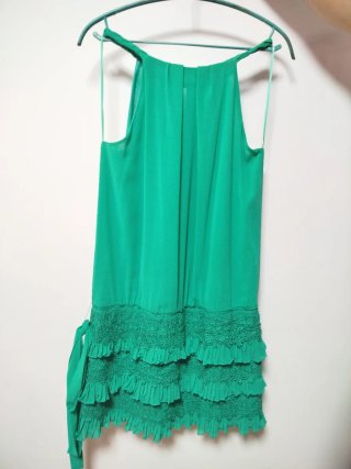Traje de fiesta dorado y verde