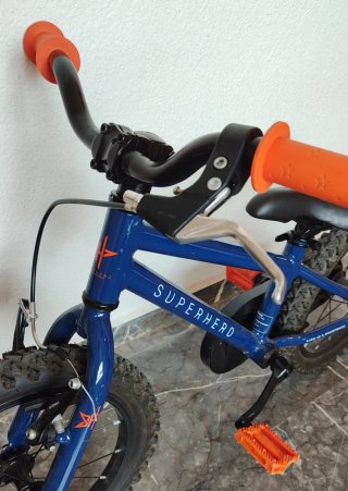 Bicicleta infantil Superhero azul