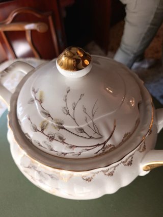 Sopera de porcelana con detalles dorados
