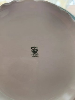 Sopera de porcelana con detalles dorados