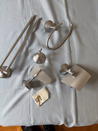 Accesorios de baño plateados