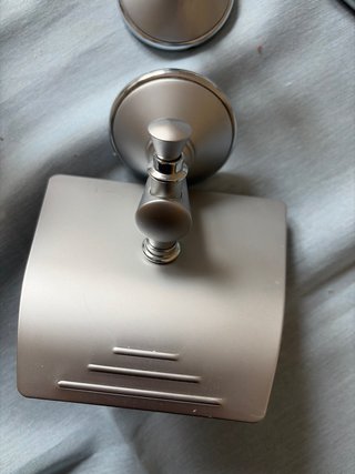Accesorios de baño plateados