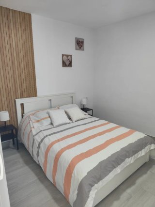 Cama 1.40 madera , 2 somier, colchón y mesitas.