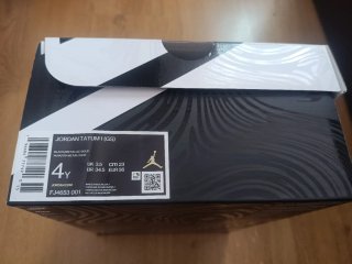 Zapatillas Jordan Negras y Rojas