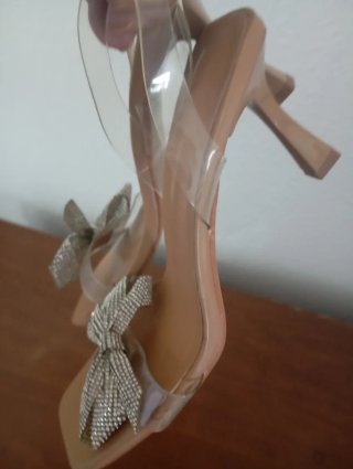 Sandalias Beige Tacón con Lazo Brillante