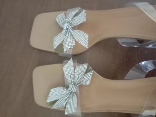 Sandalias Beige Tacón con Lazo Brillante