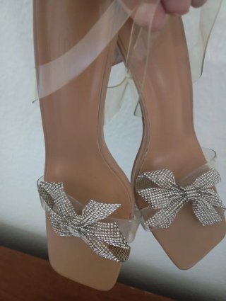 Sandalias Beige Tacón con Lazo Brillante