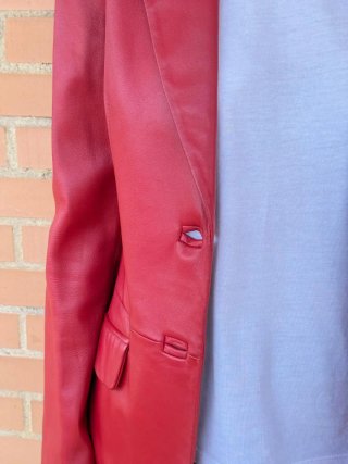 Cazadora de piel roja para mujer