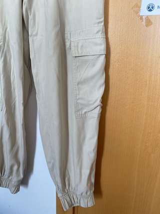 Pantalón cargo beige Stradivarius mujer