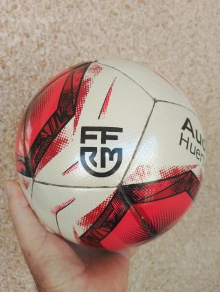 Balón de fútbol Kelme césped