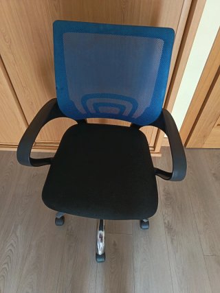 Silla de oficina ergonómica azul y negra