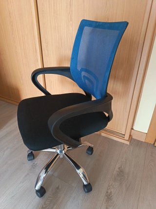 Silla de oficina ergonómica azul y negra