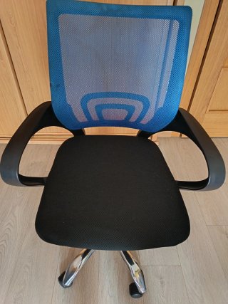 Silla de oficina ergonómica azul y negra