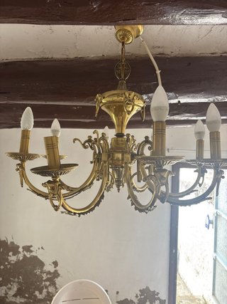 Lámpara de techo dorada estilo clásico