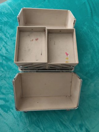 Maletín de maquillaje grande plateado