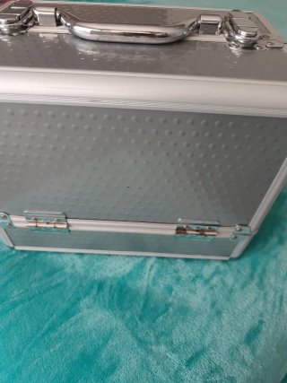 Maletín de maquillaje grande plateado