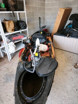 Kayak de pesca con motor y accesorios