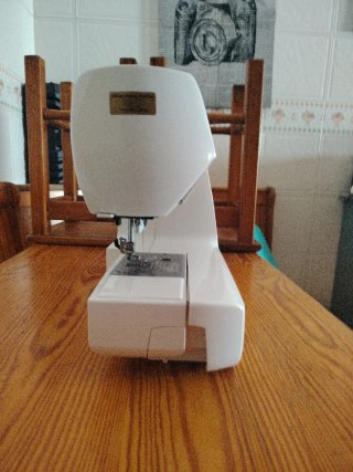 Máquina de coser eléctrica