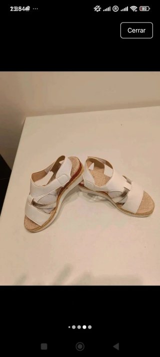 Sandalias de mujer blancas y plateadas