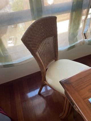 Mesa de comedor con 6 sillas de ratán