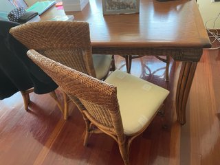 Mesa de comedor con 6 sillas de ratán