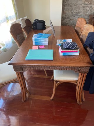 Mesa de comedor con 6 sillas de ratán