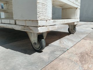 Mesa de palets blanca con ruedas