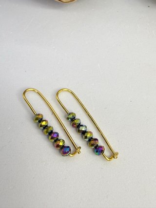 Pendientes dorados con cuentas multicolor