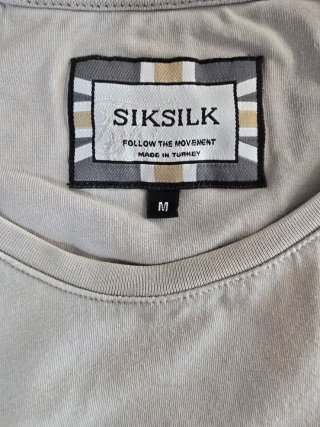 Camiseta SikSilk gris y beige