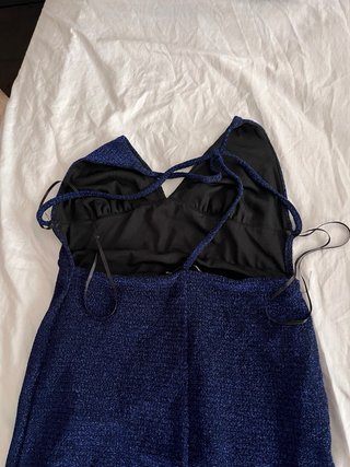 Vestido largo azul brillante con abertura