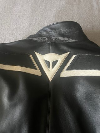 Chaqueta Dainese de cuero con protecciones