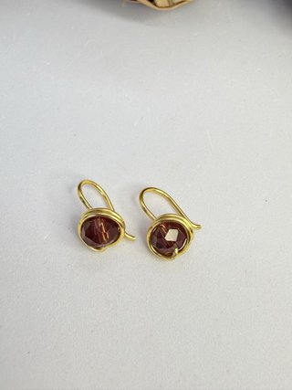 Pendientes dorados con piedra marrón