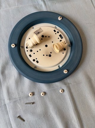 Lámpara de techo azul y blanca