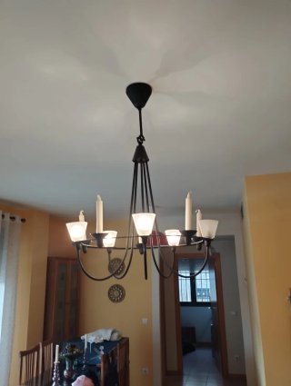Lámpara de forja negra con velas