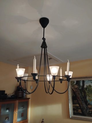 Lámpara de forja negra con velas