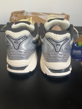 ASICS Zapatillas Beige/Plata Talla 41.5