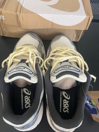 ASICS Zapatillas Beige/Plata Talla 41.5