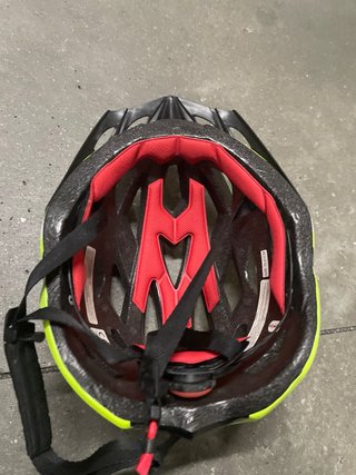Bicicleta Amarilla con Casco y Candado