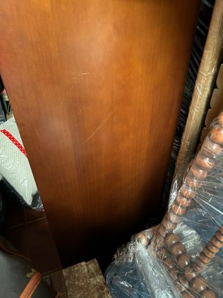 Mesa de estudio blanca y madera