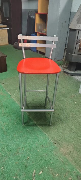 Taburetes de cocina rojos y plateados